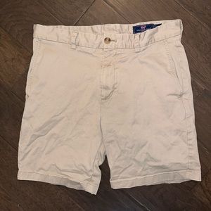 Vineyard Vines khaki breaker shorts 8”